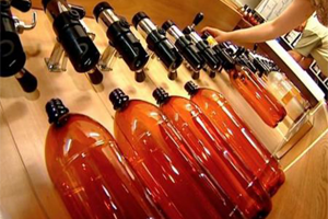 В правительстве планируют пересмотреть запрет пластиковой тары на алкогольную продукцию